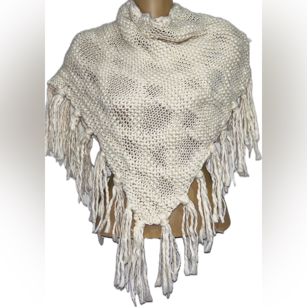 Triangle Beige Knit Scarf —-> OS